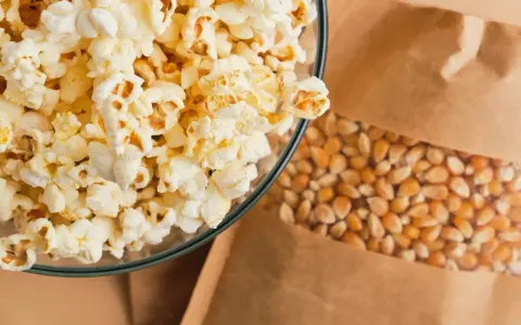 Czy koty mogą jeść popcorn? Poznaj ryzyka i zdrowe alternatywy