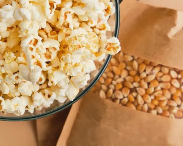 Czy koty mogą jeść popcorn? Poznaj ryzyka i zdrowe alternatywy