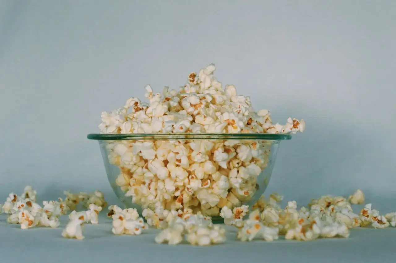 Zdjęcie Czy koty mogą jeść popcorn? Poznaj ryzyka i zdrowe alternatywy